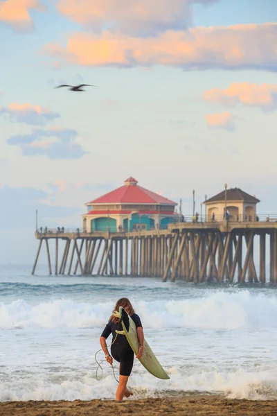 A Huntington Beach pier, napkeltekor — Stock Fotó