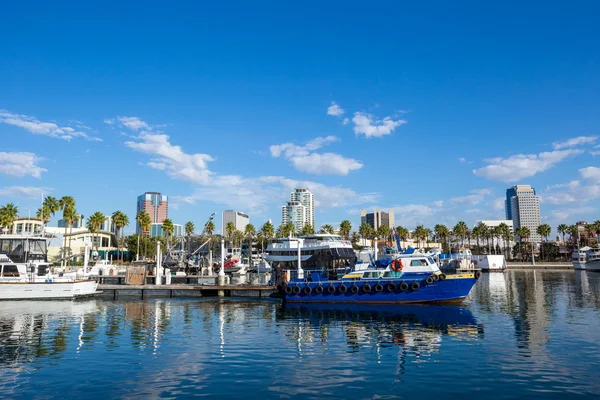 Long Beach Marina a městské panorama, Kalifornie. — Stock fotografie