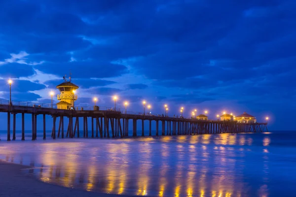 A Huntington Beach pier, napkeltekor — Stock Fotó