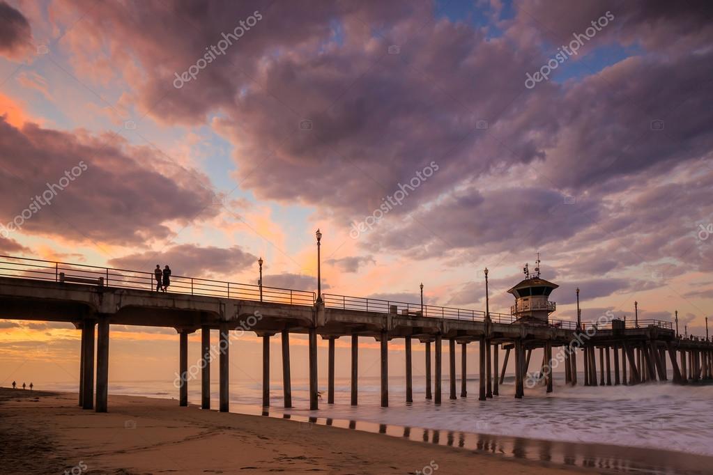 El muelle de Huntington Beach al amanecer: fotografía de stock
