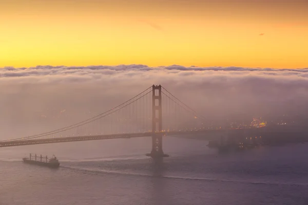 Niebla baja en Golden Gate Bridge San Francisco — Foto de Stock