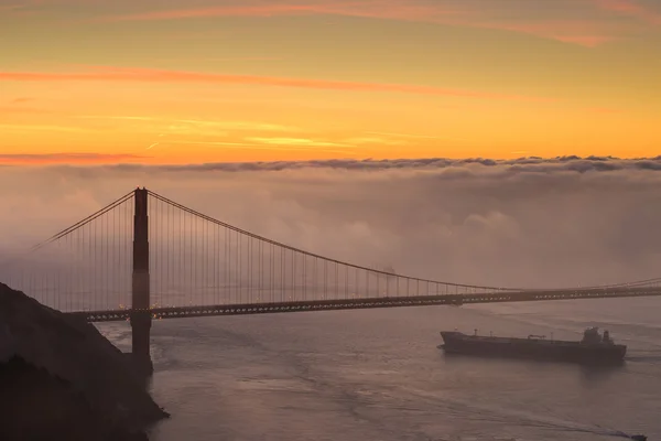 Niebla baja en Golden Gate Bridge San Francisco —  Fotos de Stock