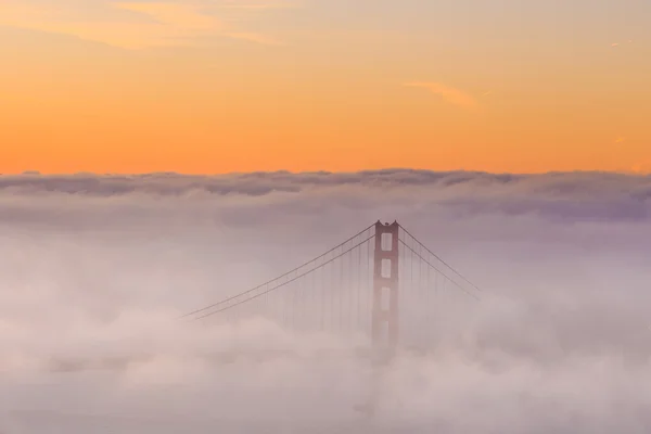 Lage mist op het San Francisco Golden Gate Bridge — Stockfoto