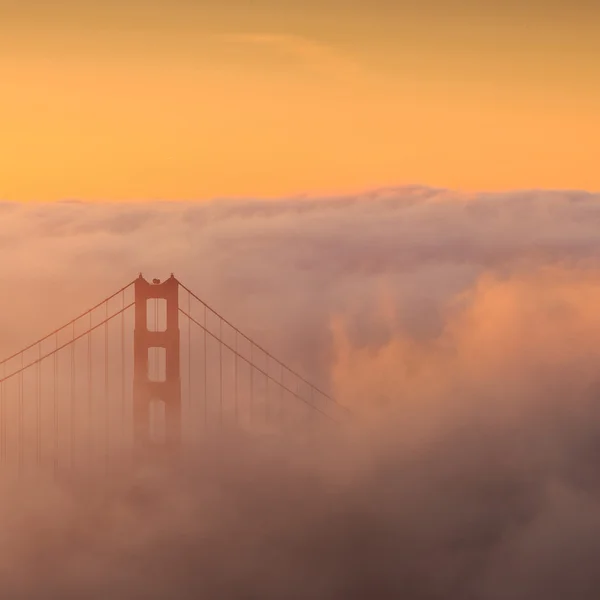 Golden Gate Bridge und die Innenstadt von San Francisco, USA — Stockfoto