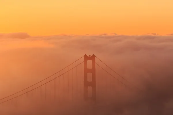 Niedriger Nebel an der Golden Gate Bridge San Francisco — Stockfoto