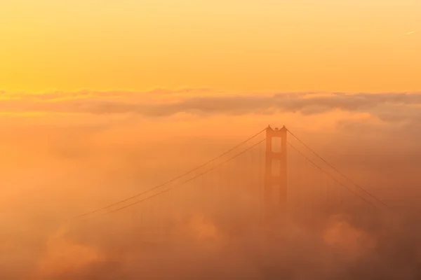 Niskie mgła w Golden Gate Bridge San Francisco — Zdjęcie stockowe