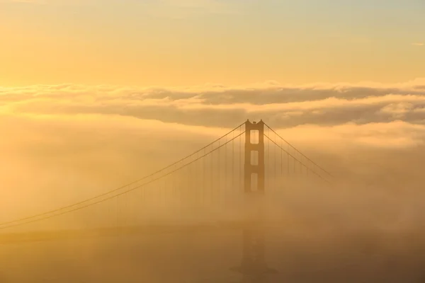 Niedriger Nebel an der Golden Gate Bridge San Francisco — Stockfoto