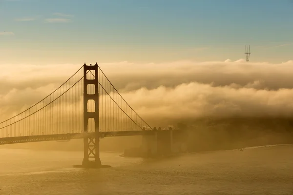 Nevoeiro baixo na Golden Gate Bridge São Francisco — Fotografia de Stock