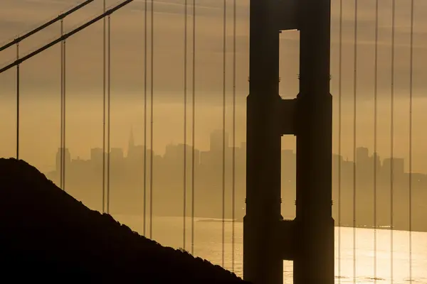 Golden gate bridge i centrum miasta san francisco — Zdjęcie stockowe