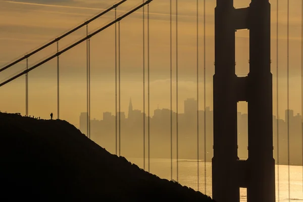 Golden gate bridge i centrum miasta san francisco — Zdjęcie stockowe