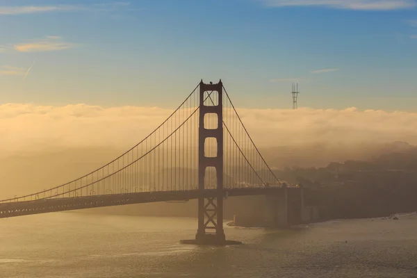 Golden gate bridge i centrum miasta san francisco — Zdjęcie stockowe