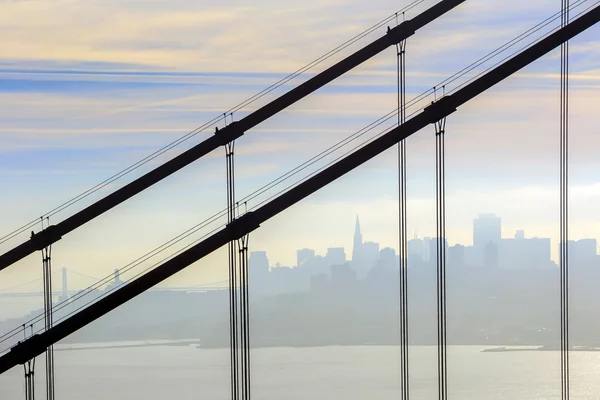 Golden Gate Bridge e il centro di San Francisco — Foto Stock