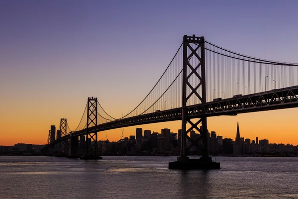 Skyline de San Francisco y Bay Bridge al atardecer, California — Foto de Stock