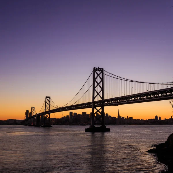 Most panoramę miasta i zatoki San francisco na zachodzie słońca, california — Zdjęcie stockowe