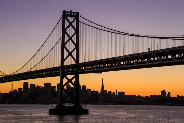 Skyline de San Francisco y Bay Bridge al atardecer, California — Foto de Stock