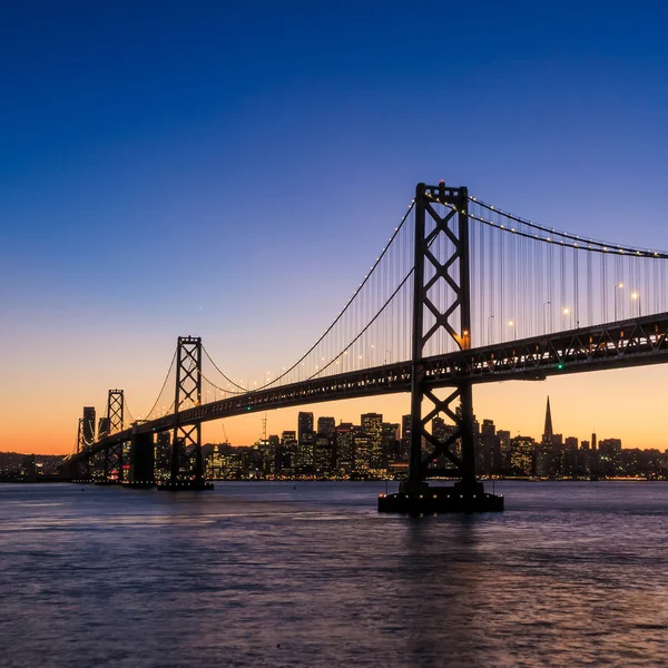 Most panoramę miasta i zatoki San francisco na zachodzie słońca, california — Zdjęcie stockowe