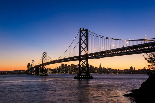 Skyline de San Francisco et Bay Bridge au coucher du soleil, Californie — Photo