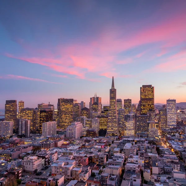 Downtown San Francisco bij zonsondergang. — Stockfoto