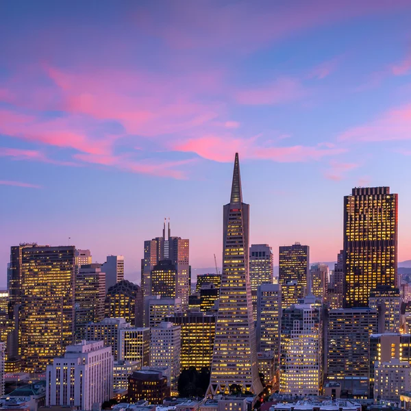 Downtown San Francisco bij zonsondergang. — Stockfoto