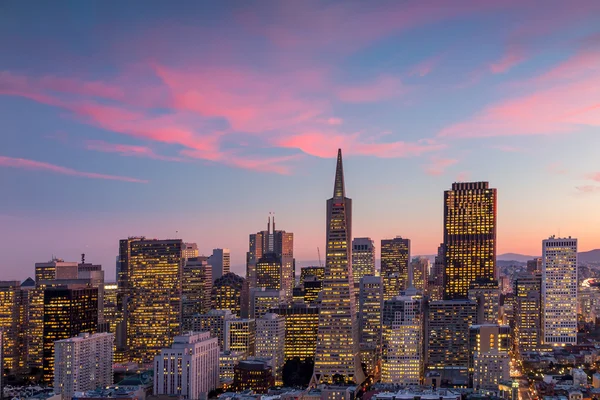 Downtown San Francisco bij zonsondergang. — Stockfoto