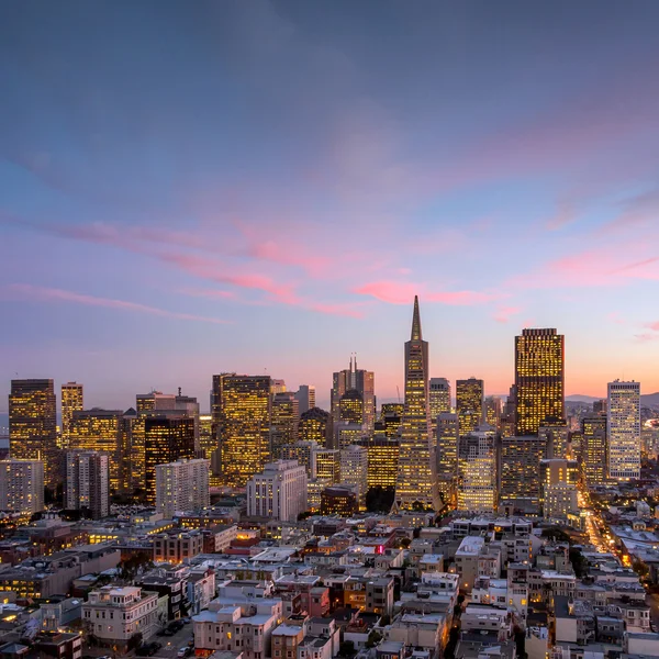 Στο κέντρο της πόλης San Francisco στο ηλιοβασίλεμα. — Φωτογραφία Αρχείου