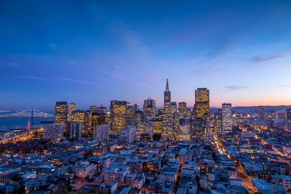 San Francisco центру міста на заході сонця. — стокове фото
