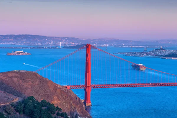 Golden Gate Bridge e il centro di San Francisco — Foto Stock