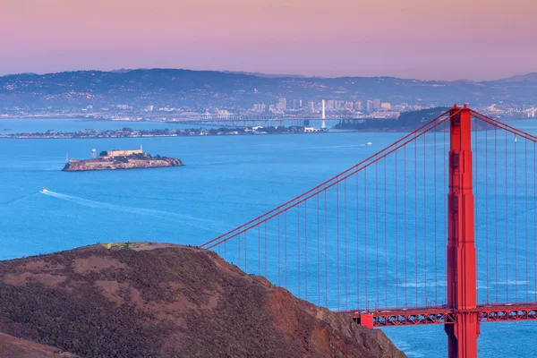 Golden Gate Bridge and downtown San Francisco — Stock Photo, Image