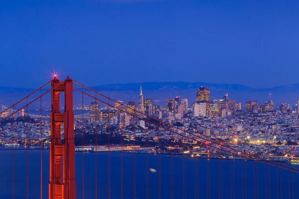 Golden Gate Bridge e centro de São Francisco — Fotografia de Stock
