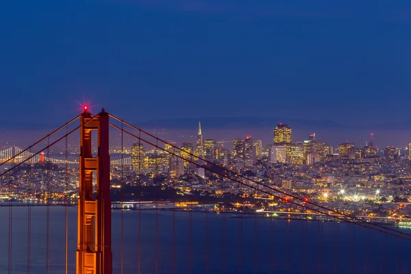 Golden Gate Bridge e il centro di San Francisco — Foto Stock