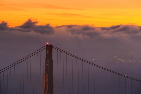 Golden Gate Bridge und die Innenstadt von San Francisco — Stockfoto