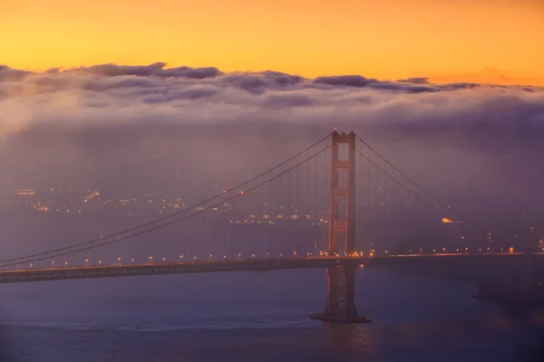 Golden gate Köprüsü ve şehir san francisco — Stok fotoğraf