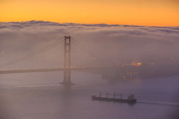 Nevoeiro baixo na Golden Gate Bridge São Francisco — Fotografia de Stock