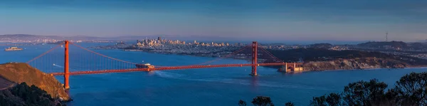 Golden Gate Bridge e il centro di San Francisco — Foto Stock