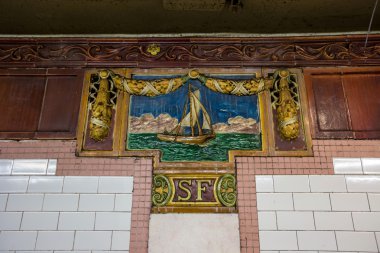  Güney Ferry metro işareti