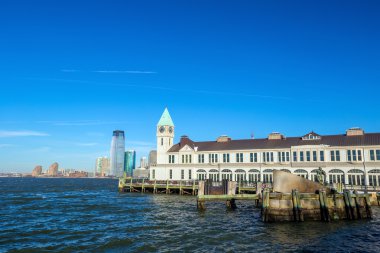 İskele A Battery Park Manhattan siluetinin New York içinde