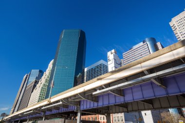 Otoyol ve New York şehir manzarası