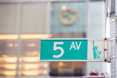 Fifth Avenue işaret yaya crossong, midtown Manhattan'ın içinde