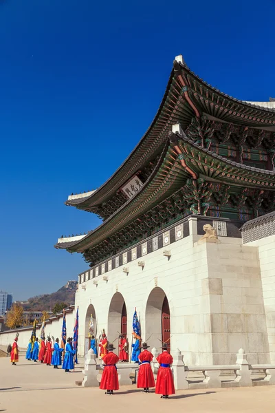 Стража во дворце Кёнбокгун — стоковое фото