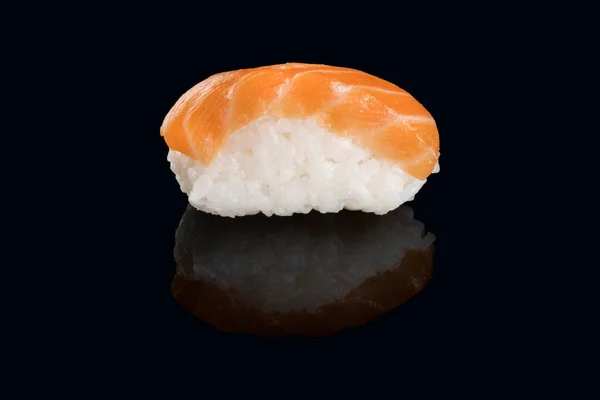 Lachs Nigiri Isoliert Auf Schwarzem Hintergrund — Stockfoto