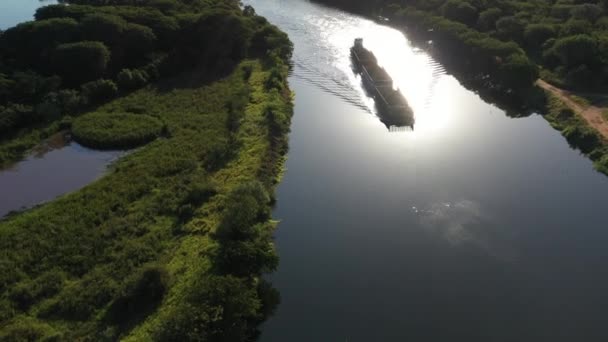 Lastkahn zum Transport von Gütern auf der Wasserstraße Tiete-Parana — Stockvideo