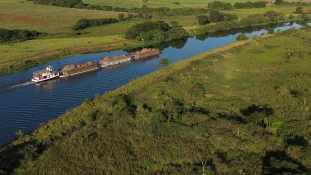 Péniche transportant des marchandises le long de la voie navigable Tiete-Parana — Video