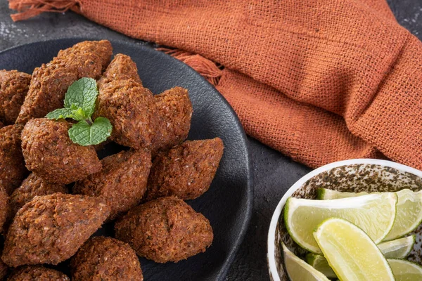 Traditionele Arabisch Gebakken Snack Gemaakt Van Tarwe Gevuld Met Gehakt Stockfoto