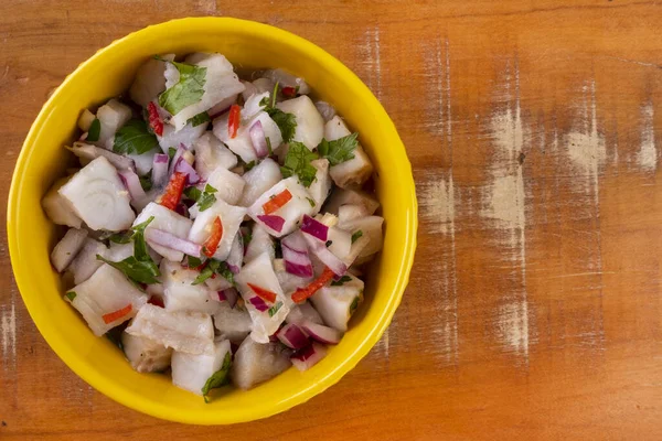 Uma Tigela Amarela Com Ceviche Uma Mesa Madeira — Fotografia de Stock