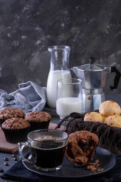 Bir Fincan Kahve Çikolatalı Kek Peynirli Ekmek Süt — Stok fotoğraf