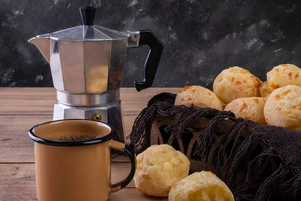 Lezzetli Peynirli Ekmek Masası Bir Kahve Fincanı Geleneksel Kahve Makinesi — Stok fotoğraf