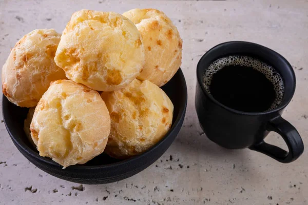 Lezzetli Peynirli Ekmek Beyaz Mermer Üzerinde Bir Fincan Kahve — Stok fotoğraf