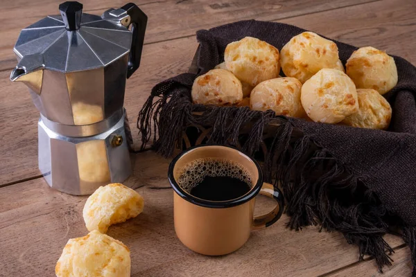 Tafel Met Heerlijk Kaasbrood Een Koffiemok Een Traditioneel Koffiezetapparaat Rechtenvrije Stockafbeeldingen