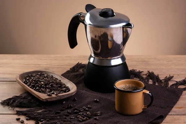 Italienische Kaffeemaschine Und Kaffeebecher Mit Gerösteten Kaffeebohnen Holzbehälter — Stockfoto