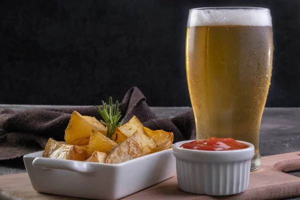 Bratkartoffeln Mit Rosmarin Grobem Salz Olivenöl Und Gewürzpaprika Eiserner Pfanne Stockbild